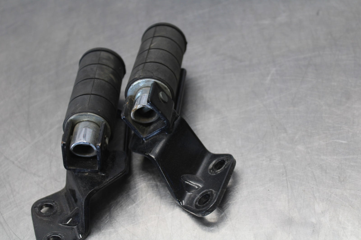 07 SUZUKI BOULEVARD M50 REAR PASSENGER FOOT STEP PEG SET BB897