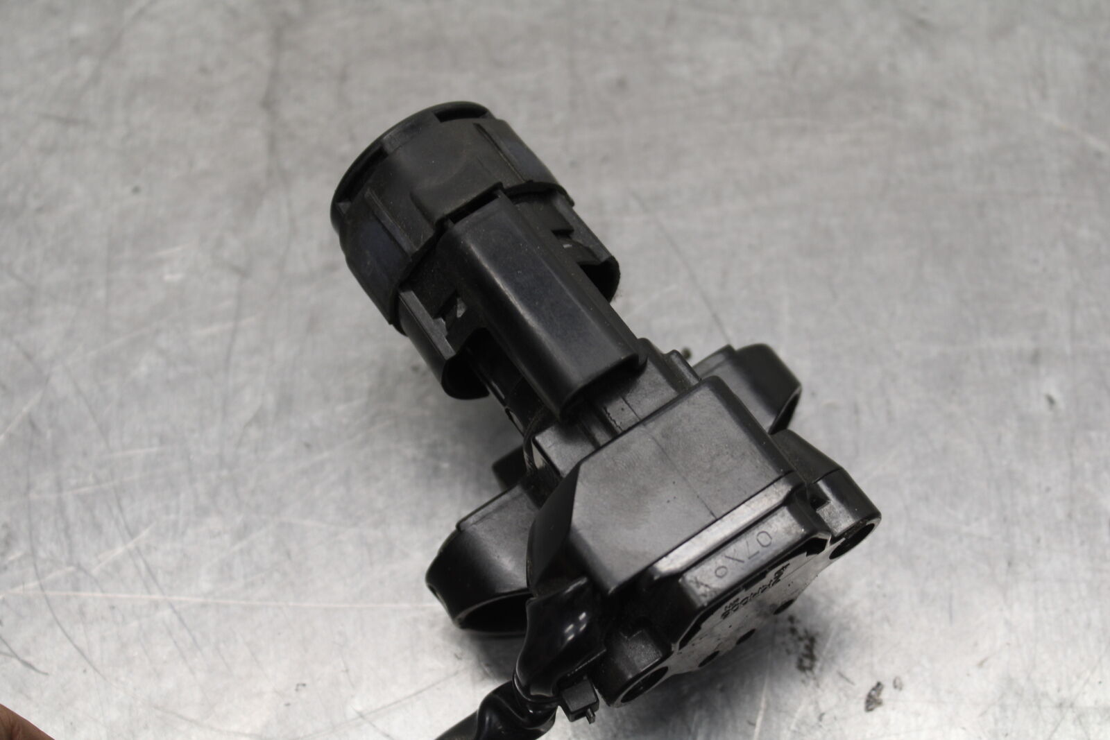 19-22 KAWASAKI Z400 IGNITION LOCK KEY SET W/ GAS CAP AND SEAT LOCK BB738