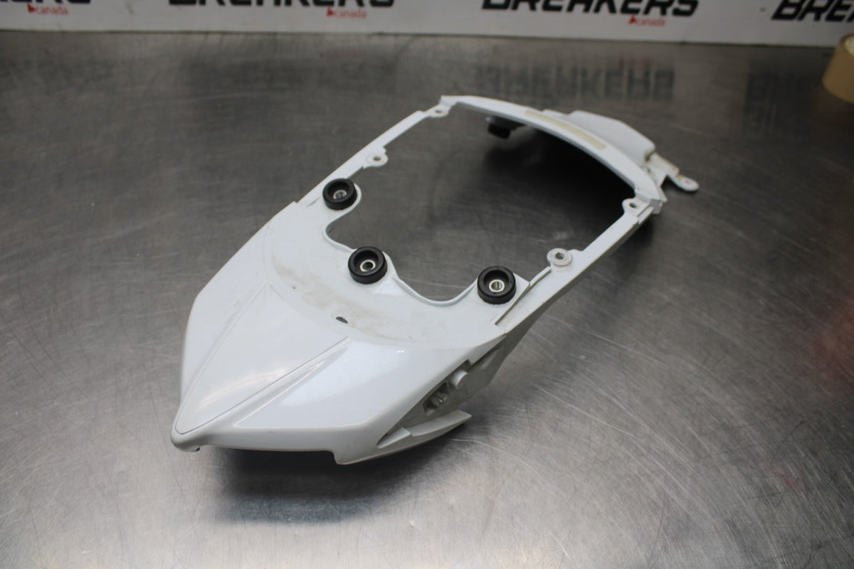 08-10 SUZUKI GSXR 600 CENTER REAR BACK TAIL FAIRING COVER TRIM COWL BB00