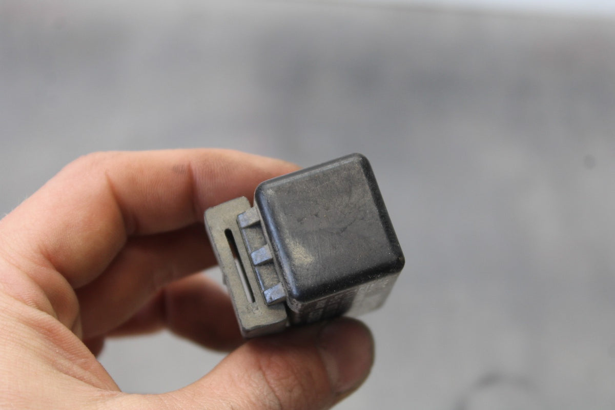 09 KAWASAKI CONCOURS 14 ZG1400B TURN SIGNAL BLINKER RELAY FLASHER SWITCH BB875