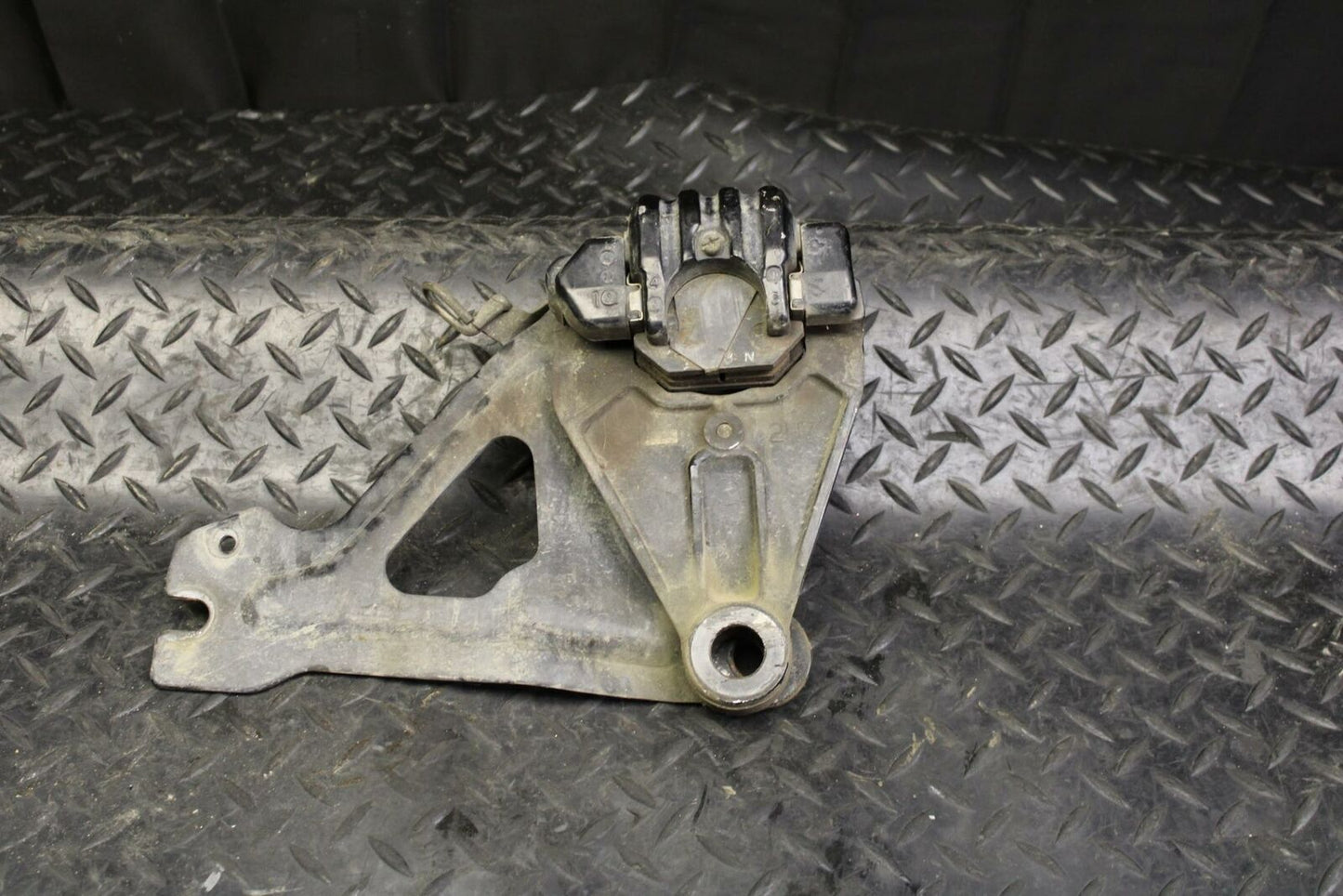 80-81 YAMAHA XS1100 SPECIAL REAR BACK BRAKE CALIPER W MOUNT BRACKET bb174