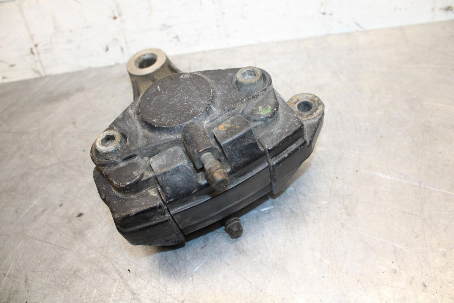 1981 Suzuki GS850G REAR BACK BRAKE CALIPER W MOUNT BRACKET BB37