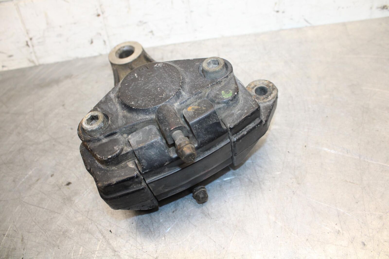 1981 Suzuki GS850G REAR BACK BRAKE CALIPER W MOUNT BRACKET BB37