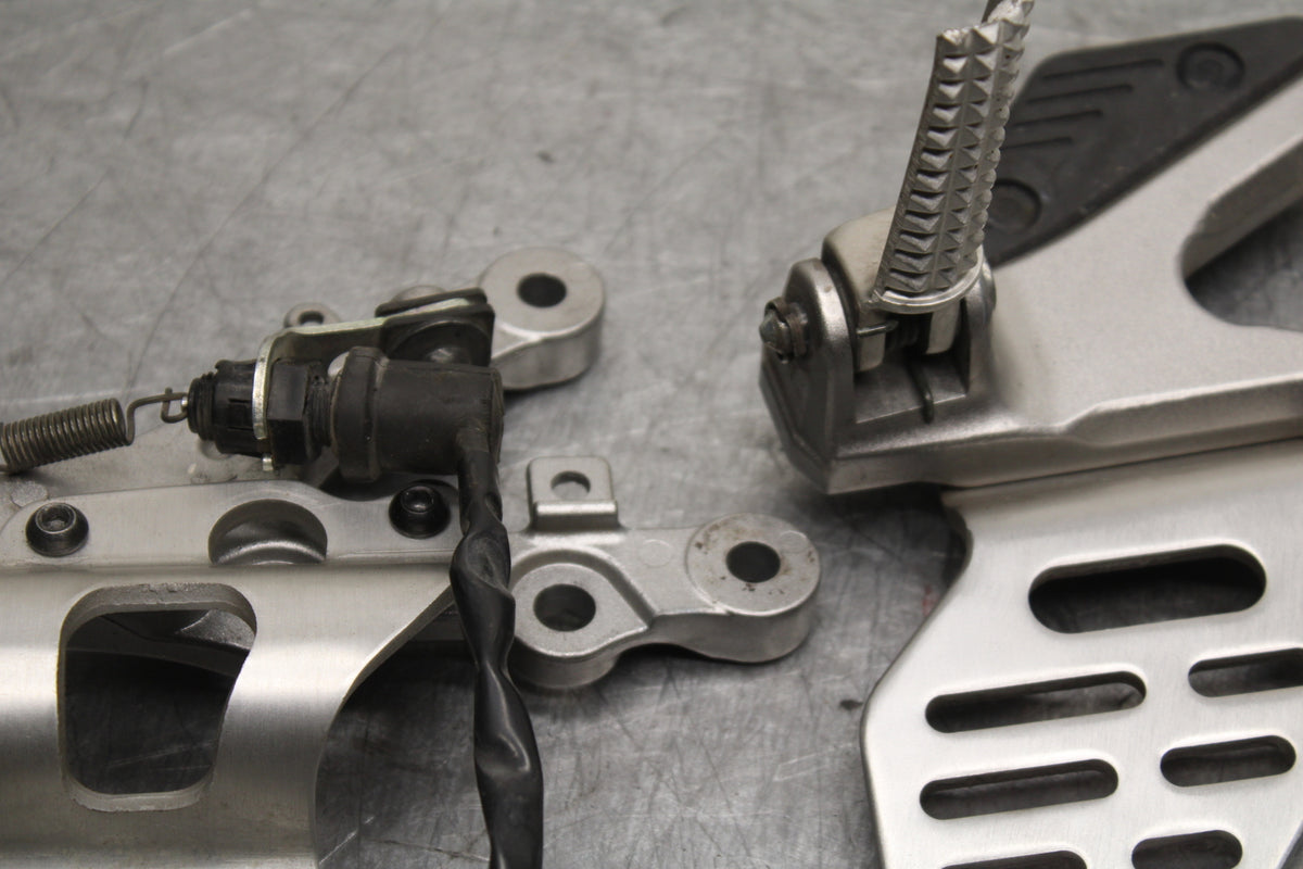 06 YAMAHA YZF R6 RIGHT LEFT REARSETS REAR SET DRIVER FOOT PEGS  BB716