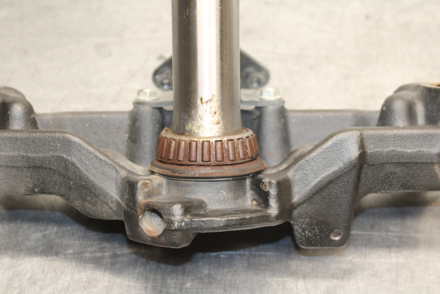 03-08 KAWASAKI VULCAN 1600 FRONT FORKS CLAMP LOWER TRIPLE TREE STEM BB754