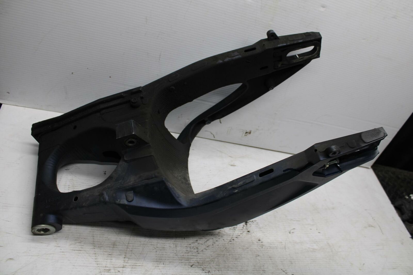 11-17 SUZUKI GSXR750  SWINGARM BACK SUSPENSION SWING ARM 61000-14J00-YUA BB306