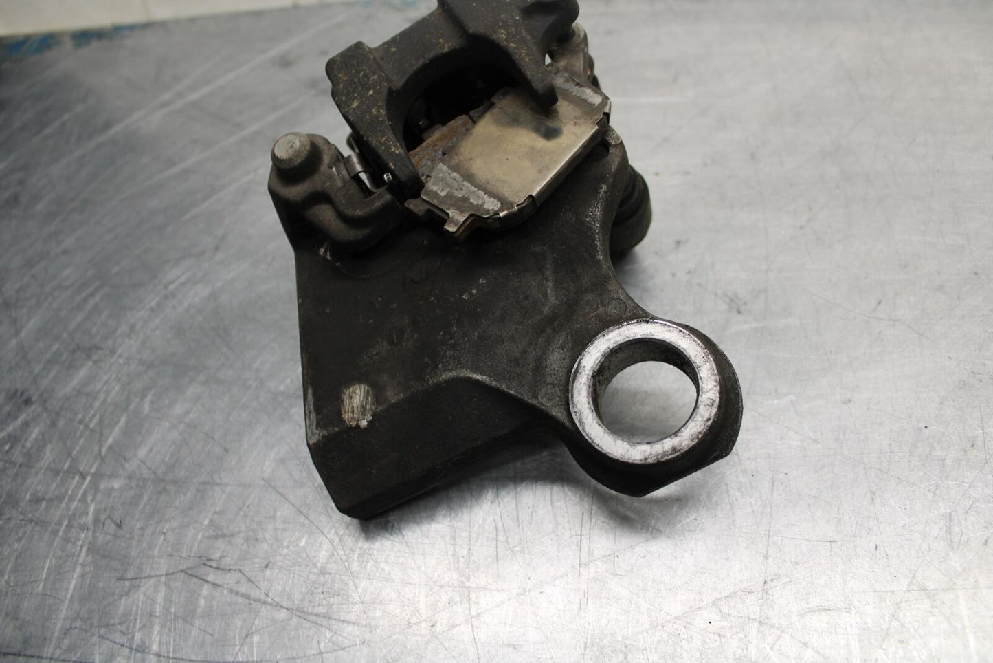 07 YAMAHA YZF R6 2c0 REAR  BRAKE CALIPER W MOUNT BRACKET 2C0-2580W-00-00 BB423