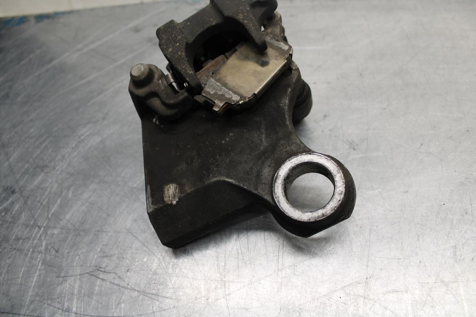 07 YAMAHA YZF R6 2c0 REAR  BRAKE CALIPER W MOUNT BRACKET 2C0-2580W-00-00 BB423