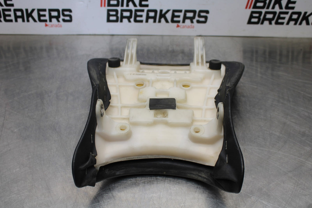 06-07 SUZUKI GSXR 600 FRONT DRIVERS SEAT PAD SADDLE PILLION BB178