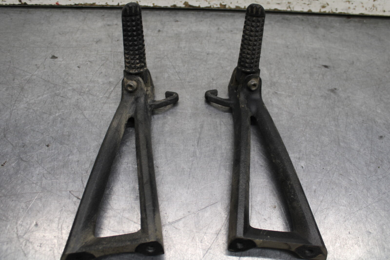 06-07 YAMAHA YZF R6 REAR BACK PASSENGER PEG SET PAIR BB742