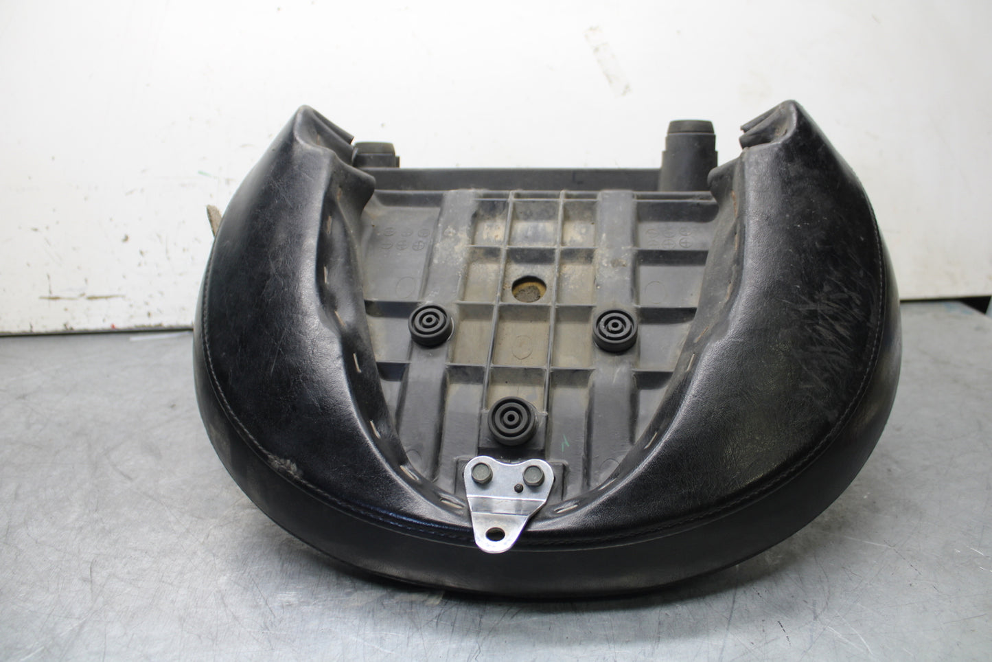 99-00 YAMAHA V STAR 1100 FRONT DRIVERS SEAT BB711
