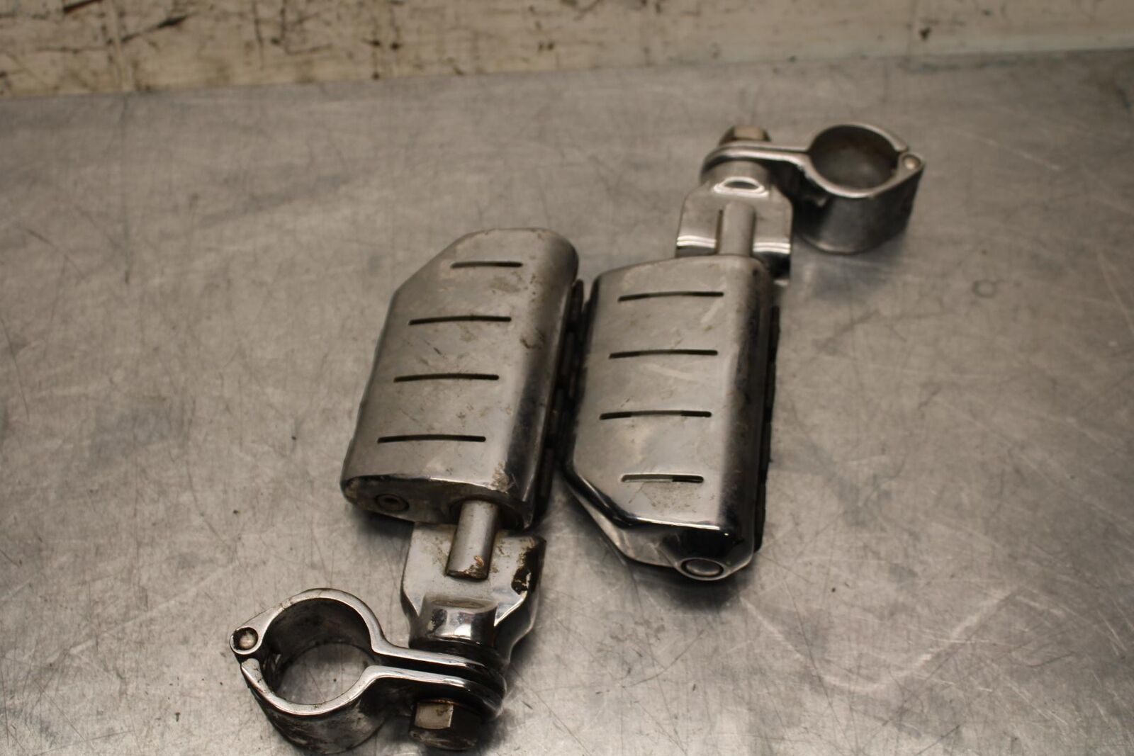 2005 Kawasaki Vulcan 1600 VN1600A Classic FRONT FOOT RESTS PEGS SET PAIR BB574