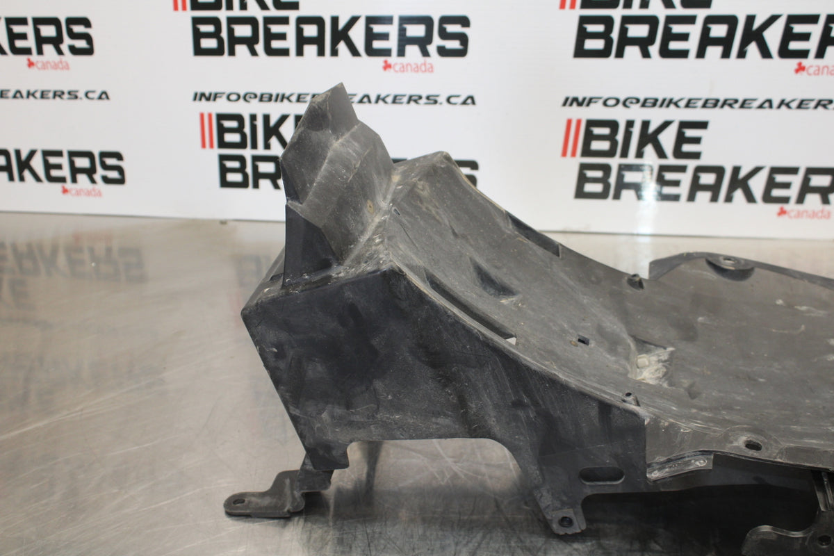 09-15 YAMAHA FZ6R REAR BACK TAIL UNDERTAIL BATTERY TRAY PLASTIC BB161