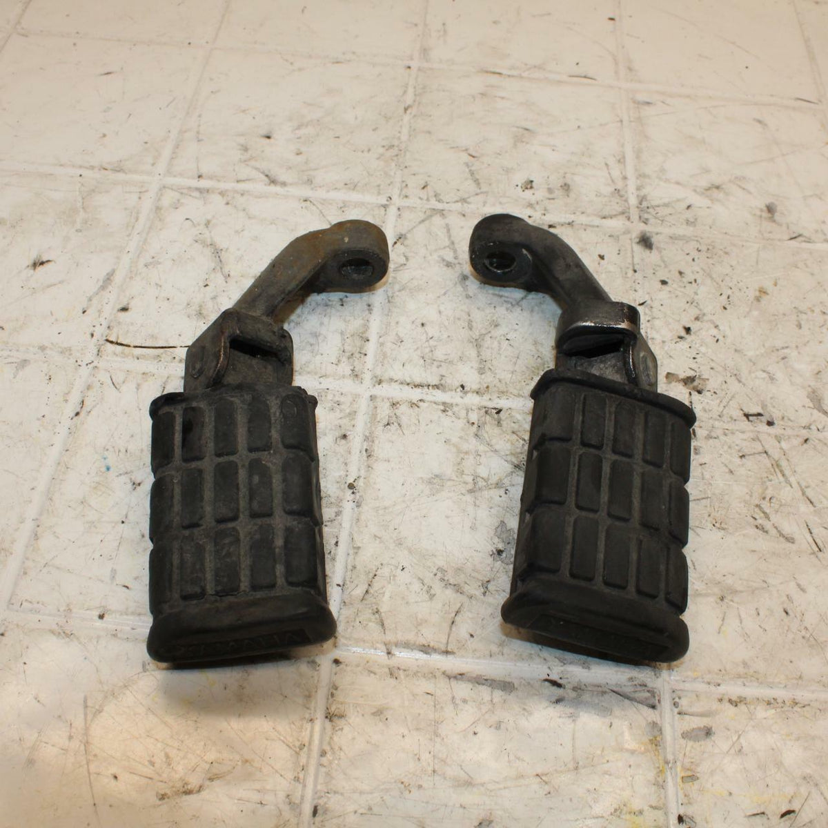 79-81 YAMAHA XS1100S FRONT FOOT RESTS PEGS STEPS SET PAIR BB401