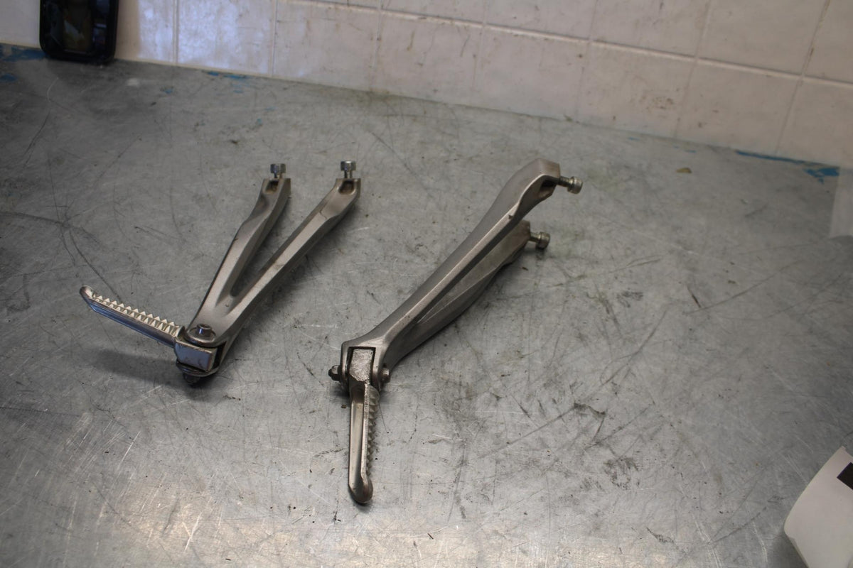 07-08 YAMAHA YZF R1 REAR BACK PASSENGER PEG SET PAIR BB425