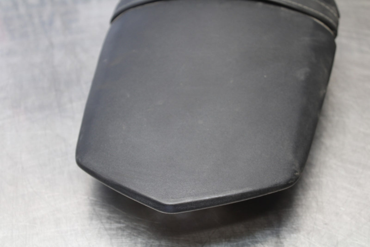 04-05 YAMAHA YZF R1 REAR BACK PASSENGER TANDEM SEAT PAD SADDLE PILLION BB173