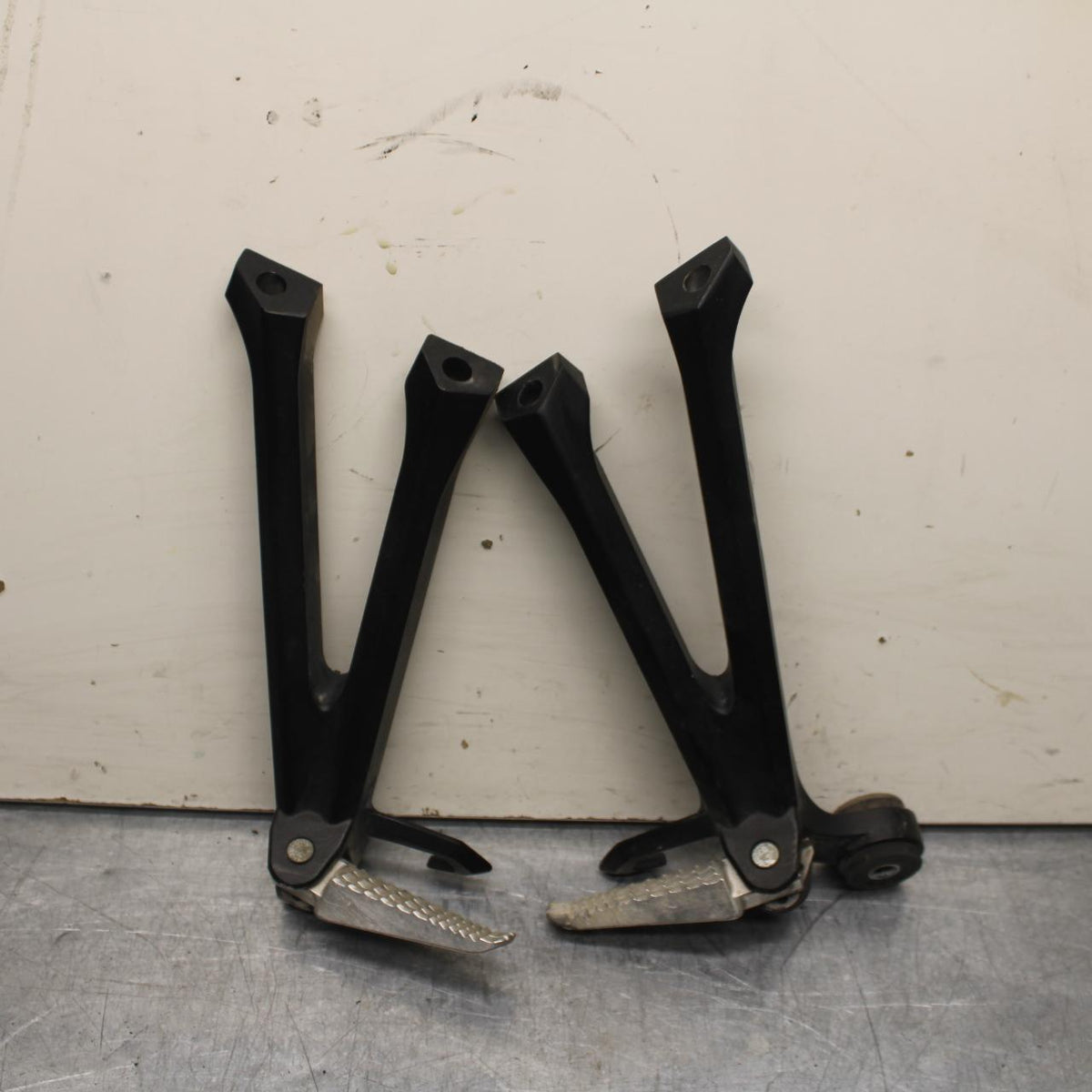 2011 Suzuki GSXR600 REAR BACK PASSENGER PEG SET PAIR BB605