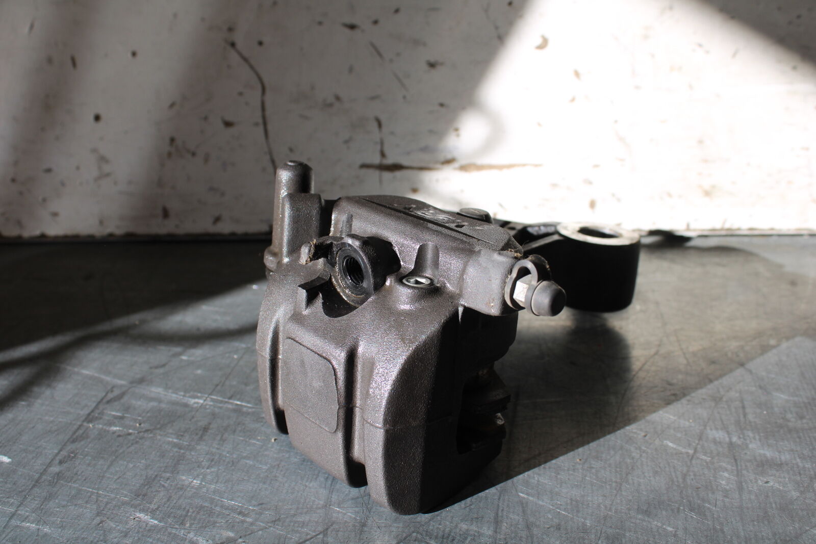 19-22 KAWASAKI Z400 REAR BACK BRAKE CALIPER W MOUNT BRACKET BB708