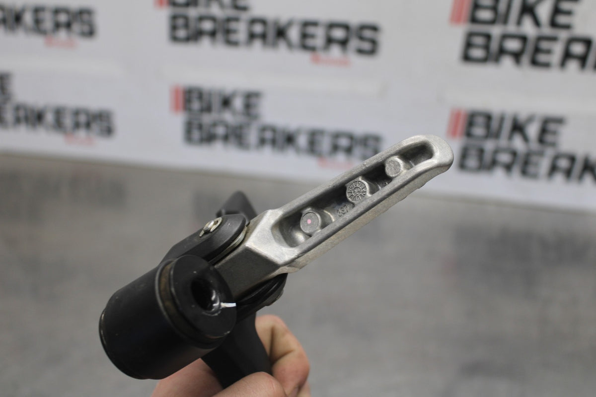 25 KAWASAKI Z900 RIGHT REAR BACK PASSENGER PEG BB928