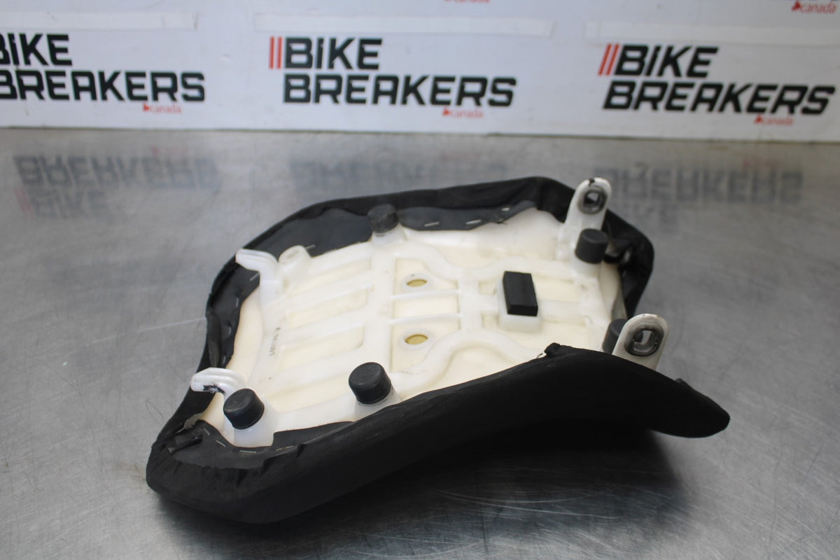 11-26 SUZUKI GSXR750 FRONT DRIVERS SEAT PAD SADDLE PILLION BB900-A
