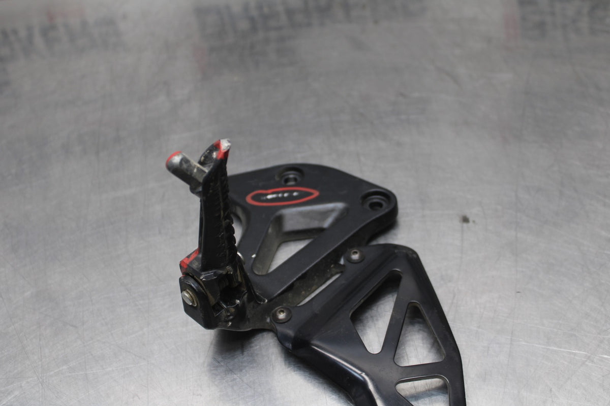24-25 SUZUKI GSXR1000 LEFT REARSET REAR SET DRIVER FOOT PEG REST STOP BB767