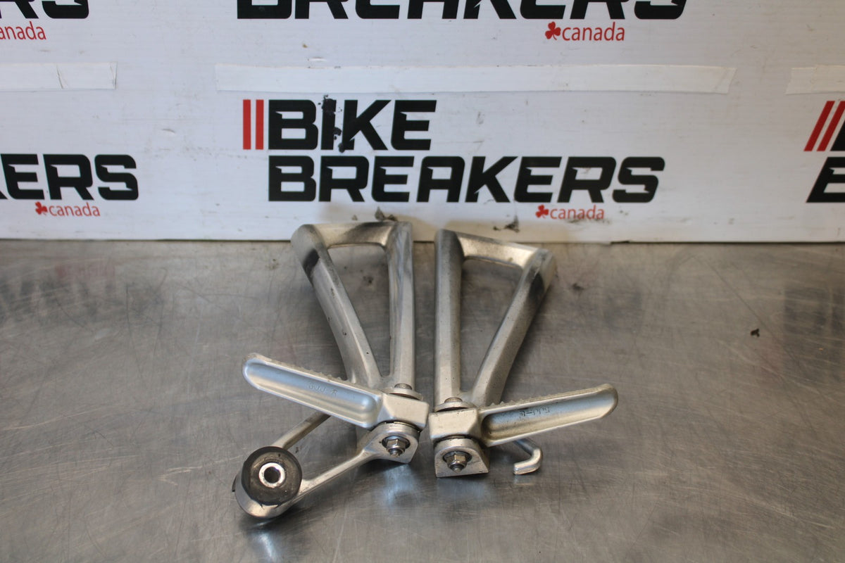 03-04 YAMAHA YZF R6 REAR BACK PASSENGER PEG SET PAIR BB890