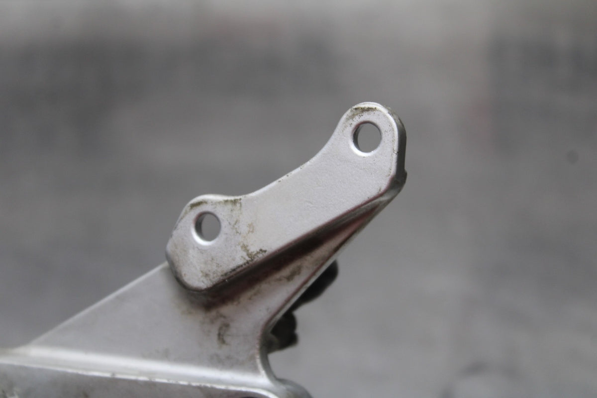 00 SUZUKI GSXR750 RIGHT REARSET REAR SET DRIVER FOOT PEG BRACKET MOUNT BB820