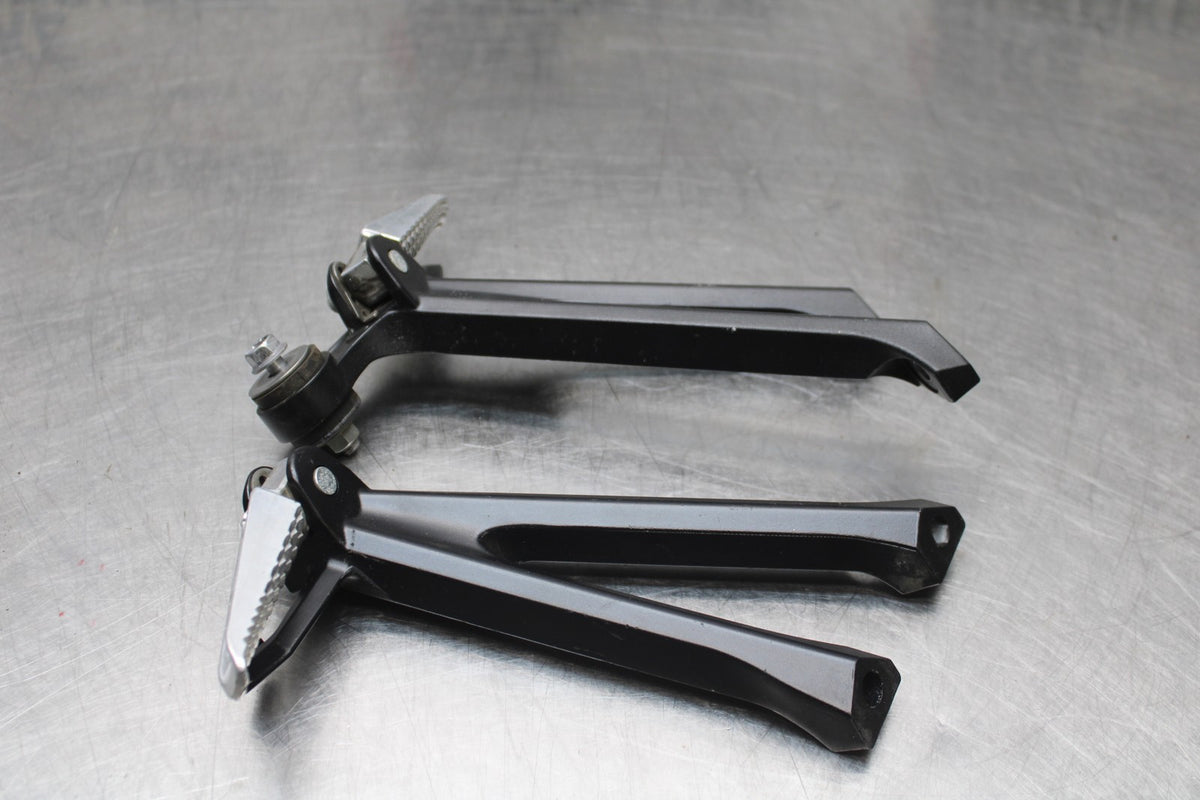 11-24 SUZUKI GSXR750 REAR BACK PASSENGER PEG SET PAIR BB630