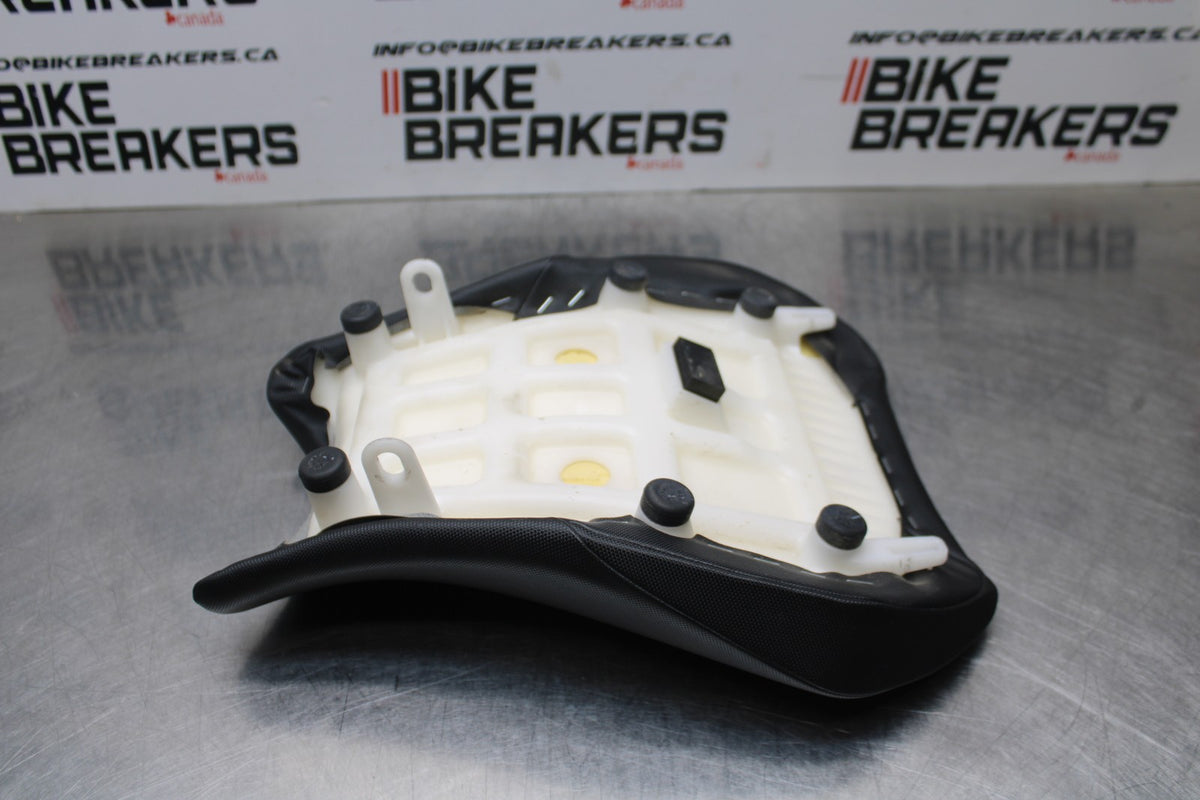 24-25 SUZUKI GSXR1000 FRONT DRIVERS SEAT PAD SADDLE PILLION BB767
