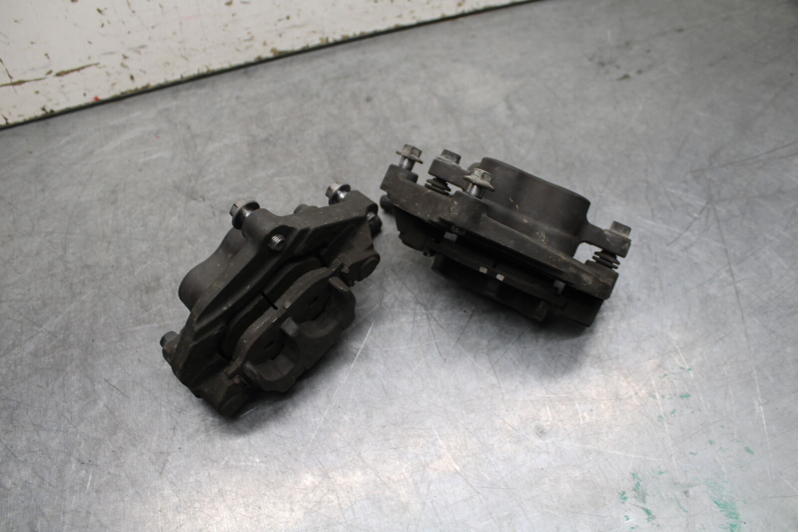 09-15 YAMAHA FZ6R RIGHT LEFT FRONT BRAKE CALIPER SET PAIR CALIPERS BB719