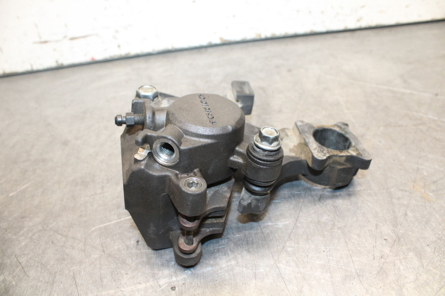 08-10 SUZUKI GSXR 600 REAR BACK BRAKE CALIPER W MOUNT BRACKET  BB721