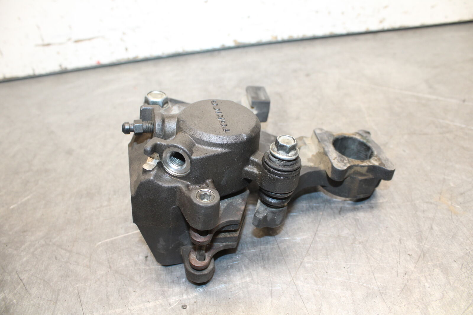 08-10 SUZUKI GSXR 600 REAR BACK BRAKE CALIPER W MOUNT BRACKET  BB721