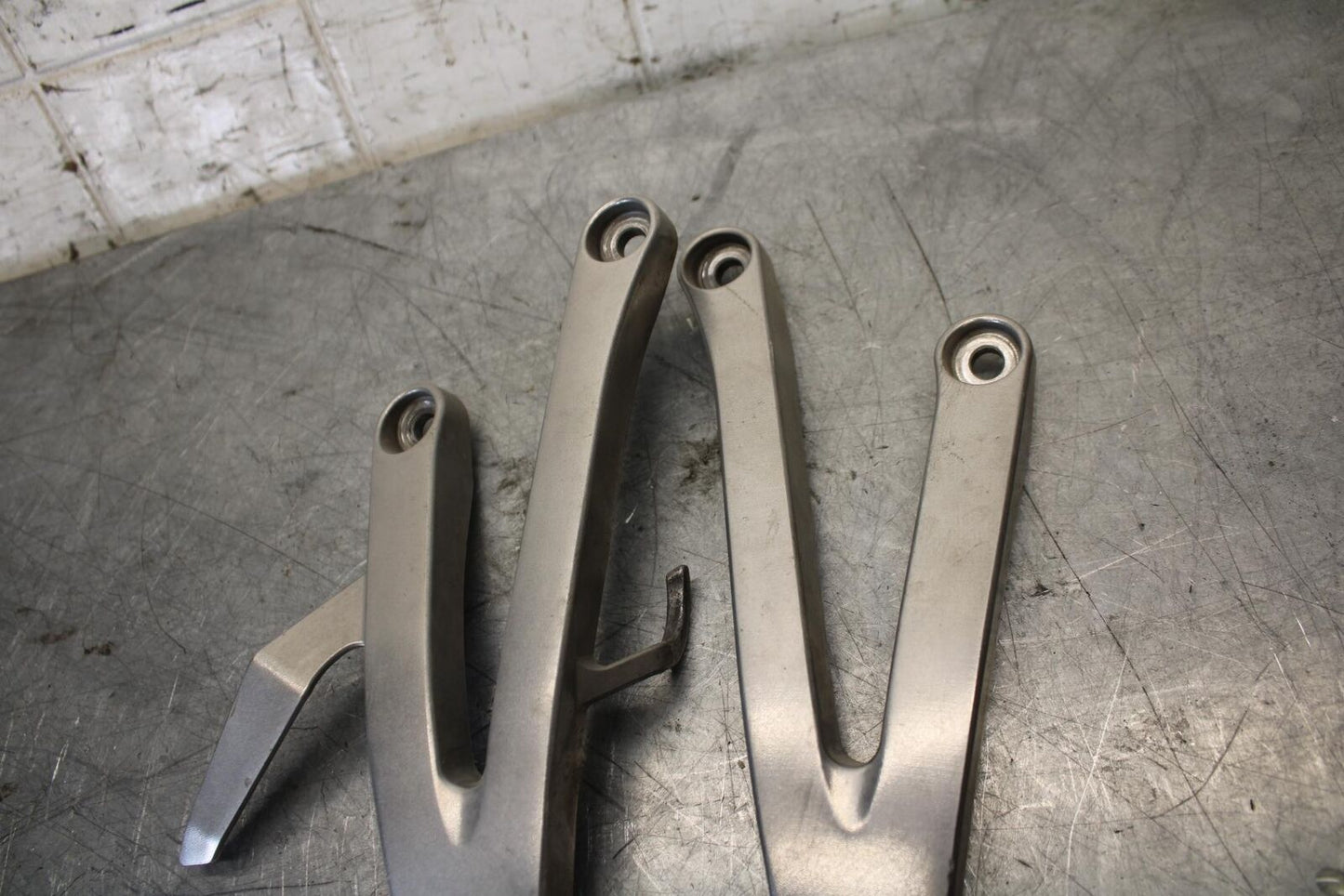 2011 Honda CBR600RR REAR BACK PASSENGER PEG SET PAIR 50720-MEL-305 BB520