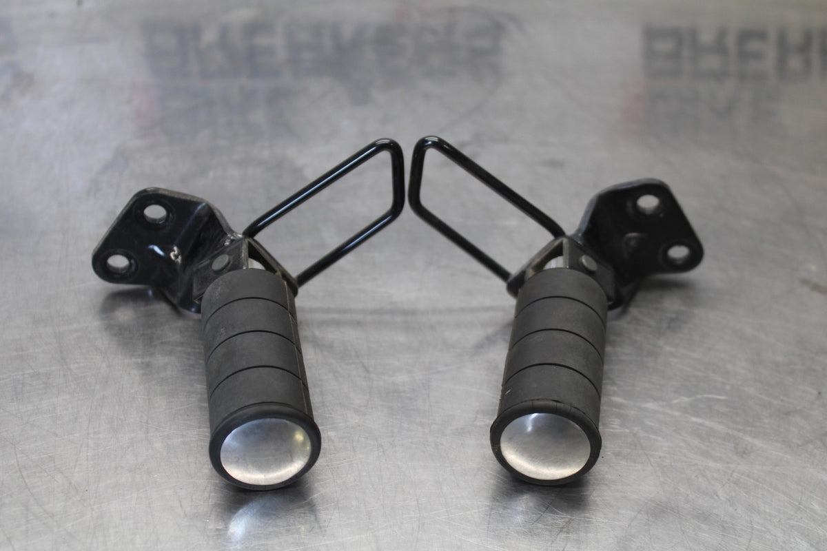 07 SUZUKI BOULEVARD M50 REAR PASSENGER FOOT STEP PEG SET BB897