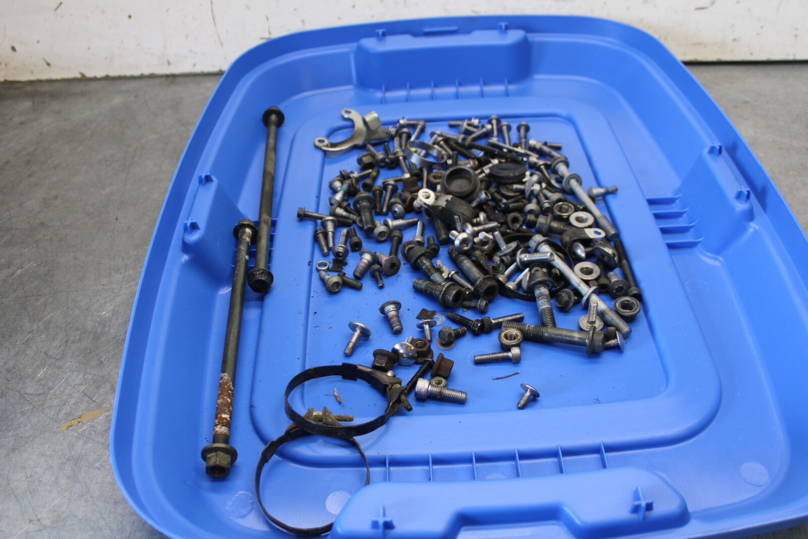08-09 YAMAHA YZF R6S MOUNTING BOLTS HARDWARE MOTOR SCREWS BB690