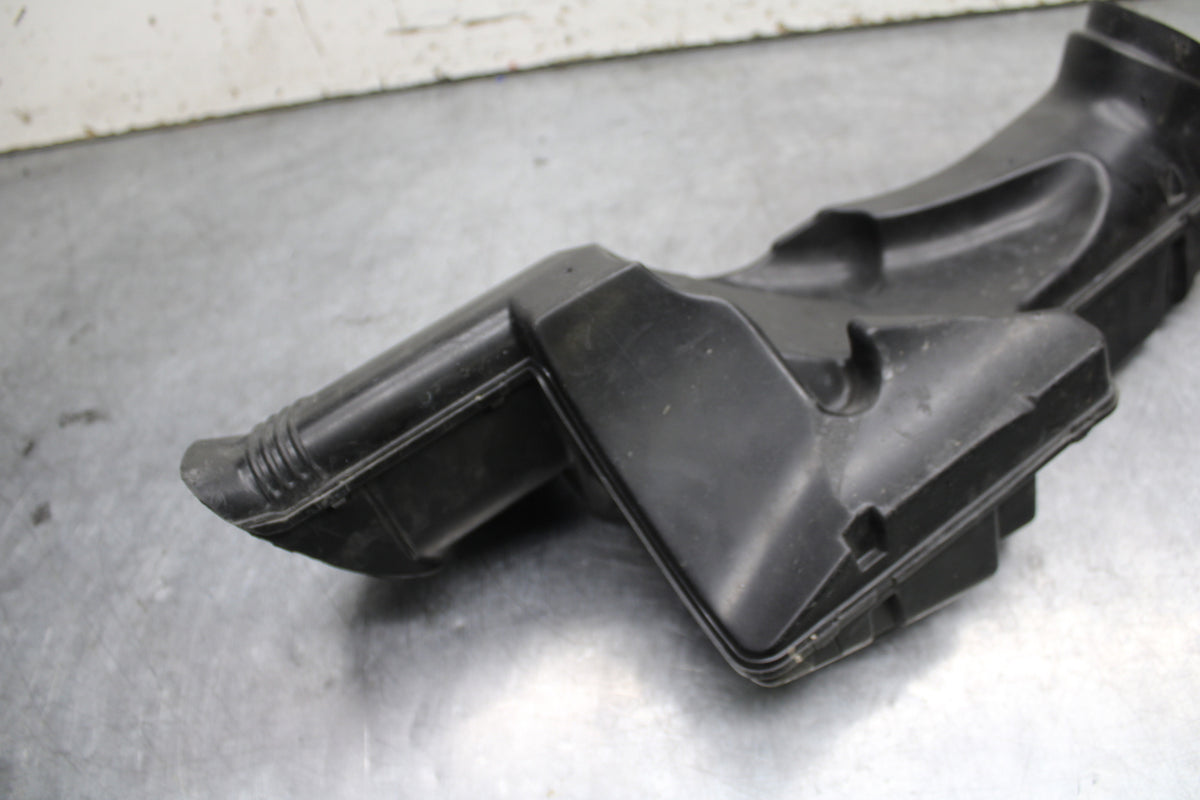 06-07 SUZUKI GSXR 600 RIGHT RAM AIR INTAKE DUCT TUBE BB737