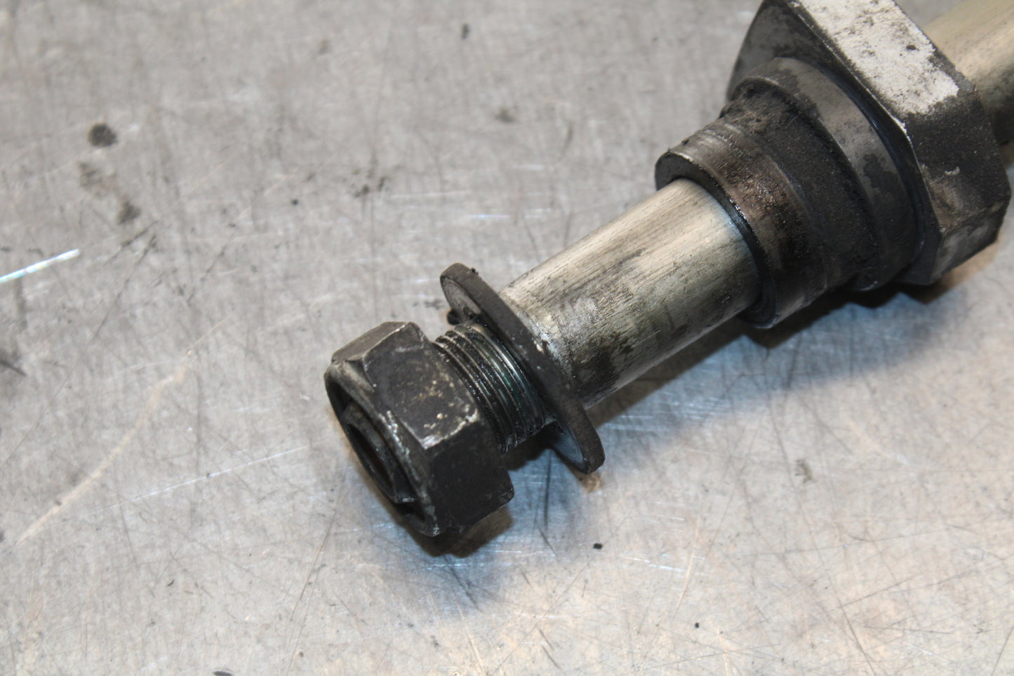 07-08 TRIUMPH DAYTONA 675 REAR AXLE BACK WHEEL RIM PIVOT BOLT AXEL BB685