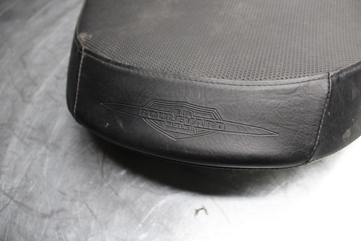06-09 SUZUKI M109R BOULAVARD FRONT DRIVERS SEAT BB501