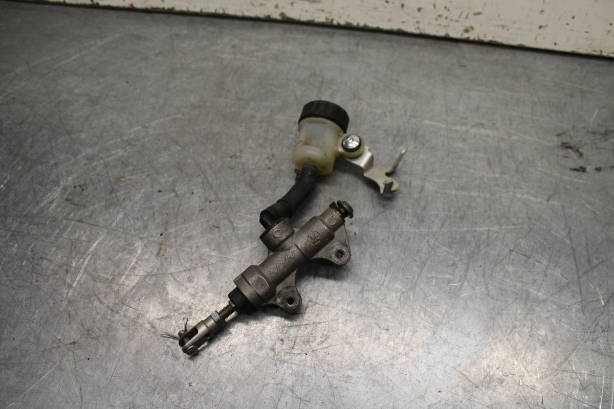 06 YAMAHA YZF R6 REAR BACK BRAKE MASTER CYLINDER W RESERVOIR BB716