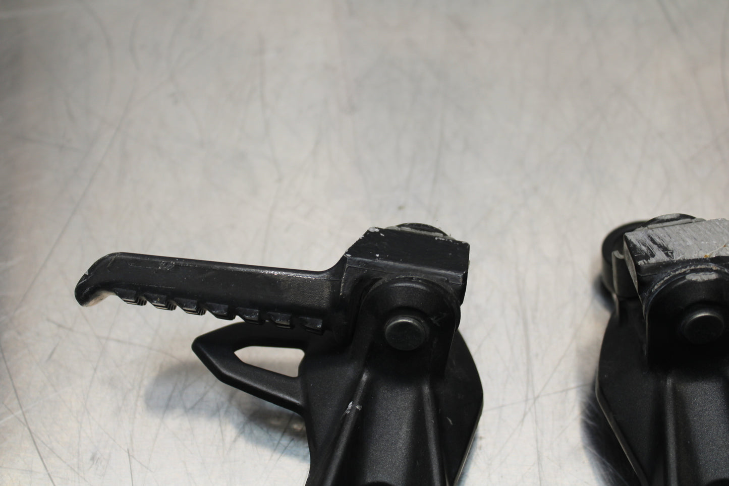 13-17 KAWASAKI NINJA ZX6R ZX636 ABS REAR BACK PASSENGER PEG SET PAIR BB143