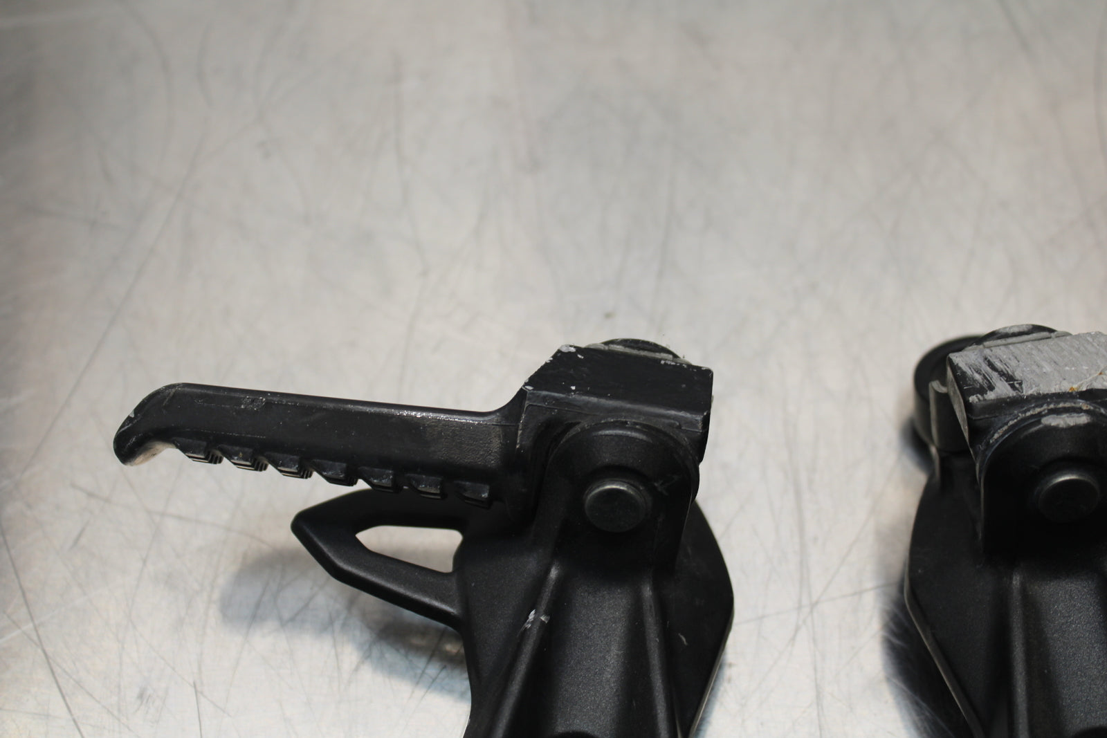 13-17 KAWASAKI NINJA ZX6R ZX636 ABS REAR BACK PASSENGER PEG SET PAIR BB143