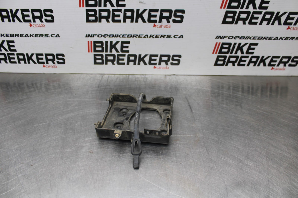 02 DUCATI MONSTER 620 REAR BACK TAIL UNDERTAIL BATTERY TRAY PLASTIC BB851
