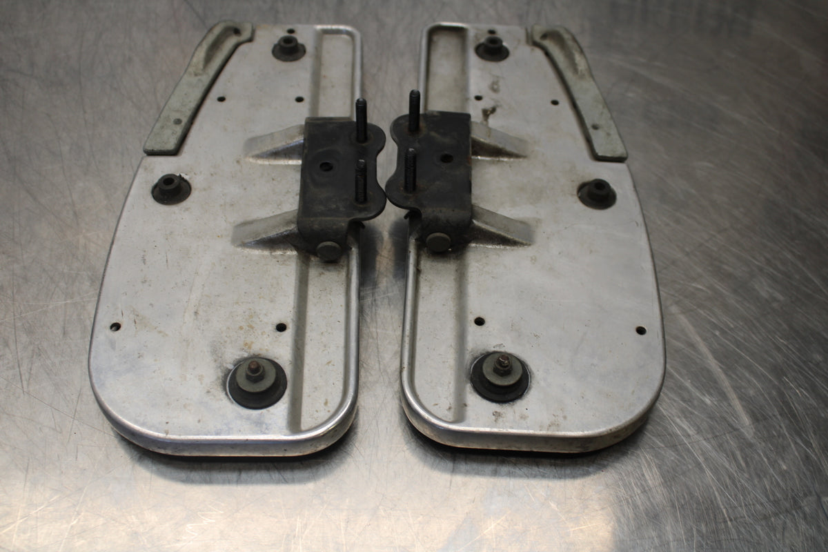 04 YAMAHA ROAD STAR XV1700A FRONT FOOT RESTS PEGS STEPS SET PAIR BB155