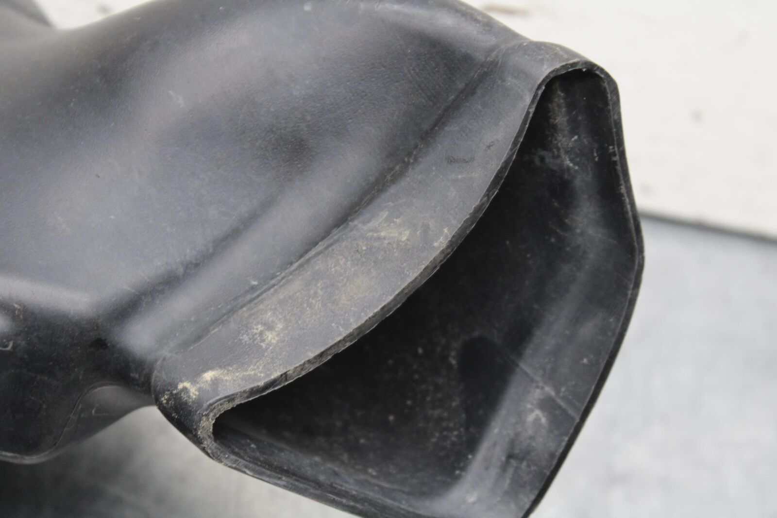 03-04 HONDA CBR600RR LEFT AIR INTAKE DUCT TUBE BB628