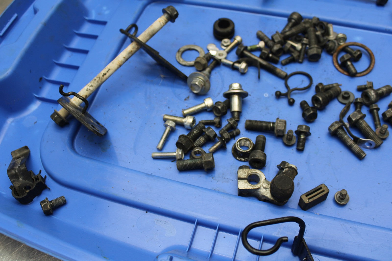 08 KAWASAKI VULCAN 900 MOUNTING BOLTS HARDWARE MOTOR SCREWS BB184