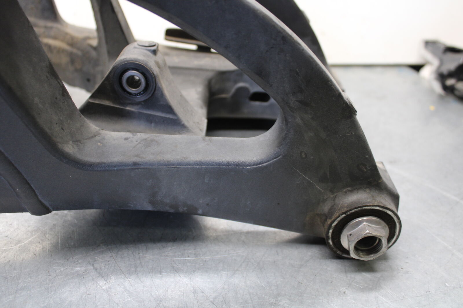 16 KAWASAKI NINJA ZX10R REAR SWINGARM BACK SUSPENSION 33001-0648 BB650