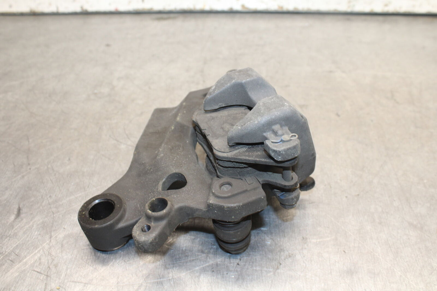 15-17 YAMAHA YZF R3 REAR BACK BRAKE CALIPER W MOUNT BRACKET BB111