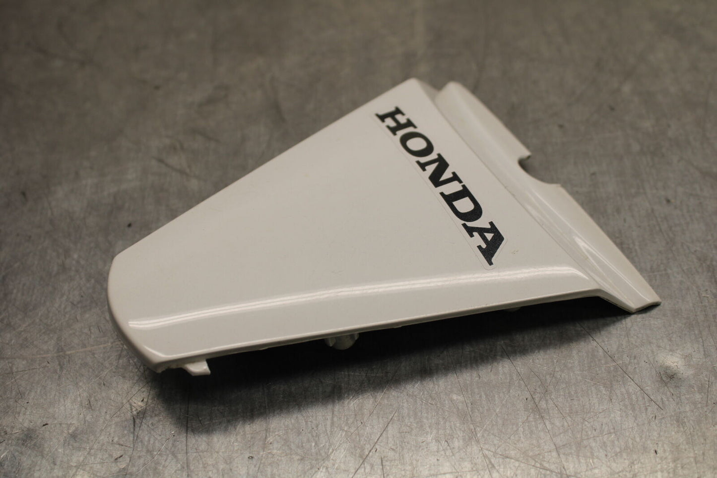 08 HONDA CBR125R CENTER REAR BACK TAIL FAIRING COVER TRIM COWL BB114