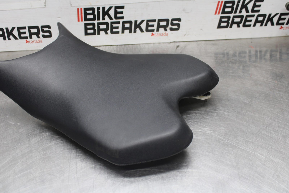 08-16 YAMAHA YZF R6 FRONT DRIVERS SEAT PAD SADDLE PILLION BB929