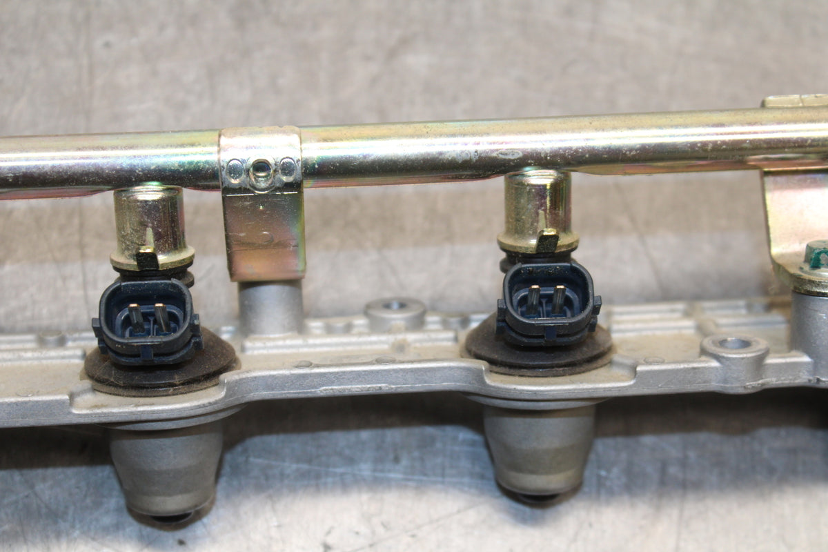 03-04 HONDA CBR600RR SECONDARY FUEL INJECTORS TOP AIRBOX GAS RAIL BB122